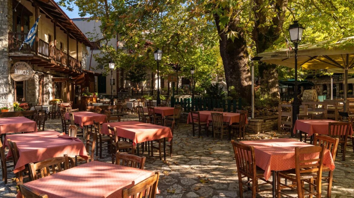 6 γραφικές πλατείες για καφέ σε ελληνικούς προορισμούς για τα επόμενα weekends 