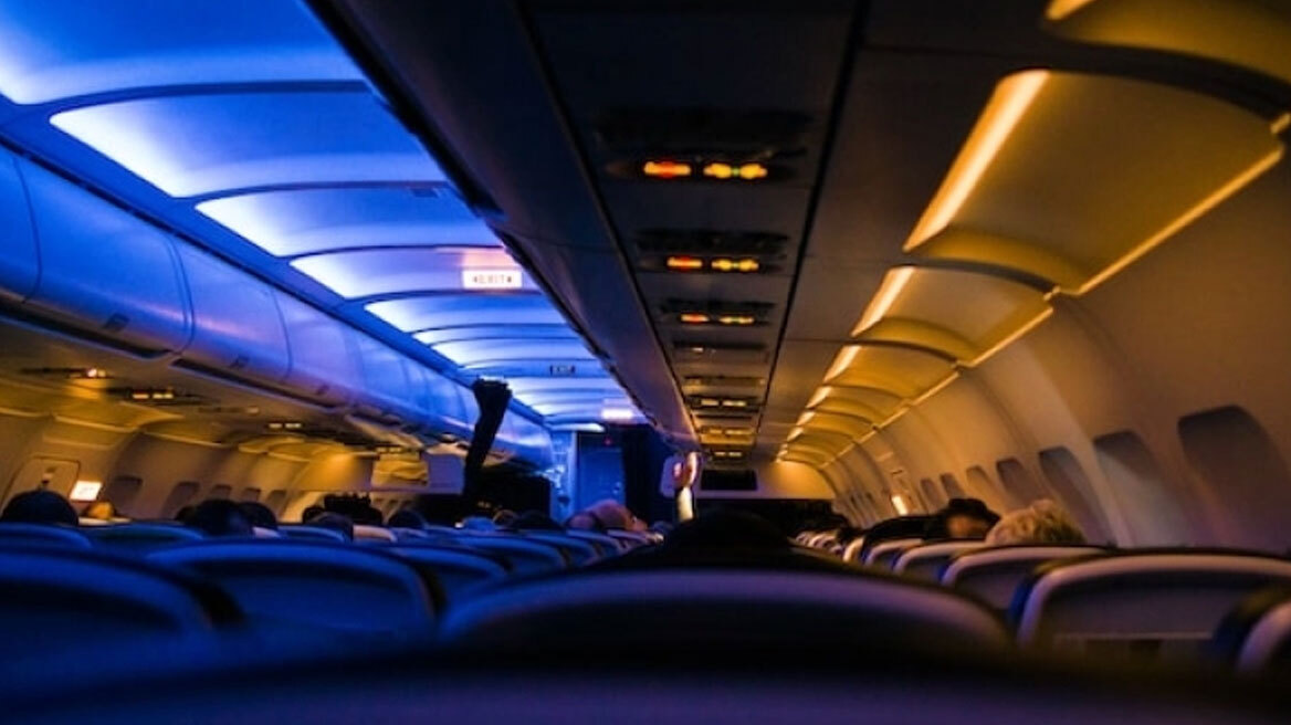 Θρίλερ σε πτήση: Πίστευαν ότι η επιβάτιδα κοιμόταν, όμως ήταν νεκρή