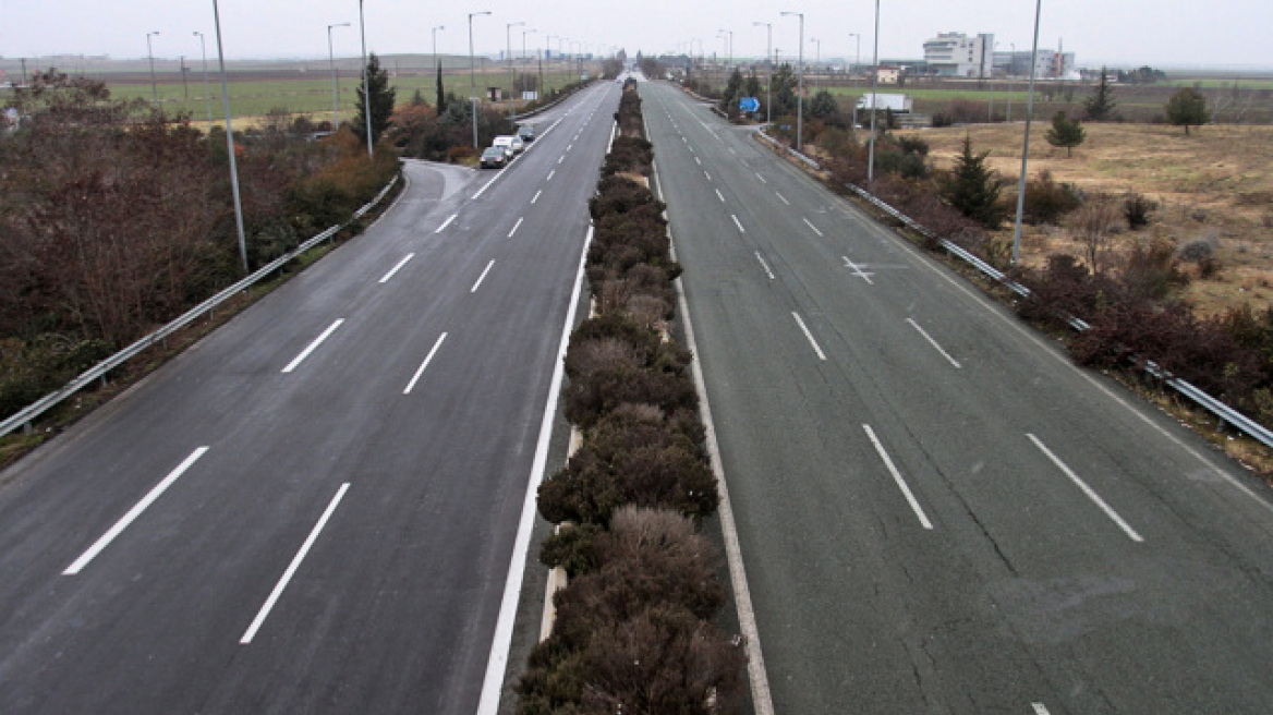 Θεσσαλονίκη: Δεξαμενή έφυγε από φορτηγό στην Γιαννιτσών - Θεσσαλονίκης - Από θαύμα γλίτωσε η οδηγός που ακολουθούσε 