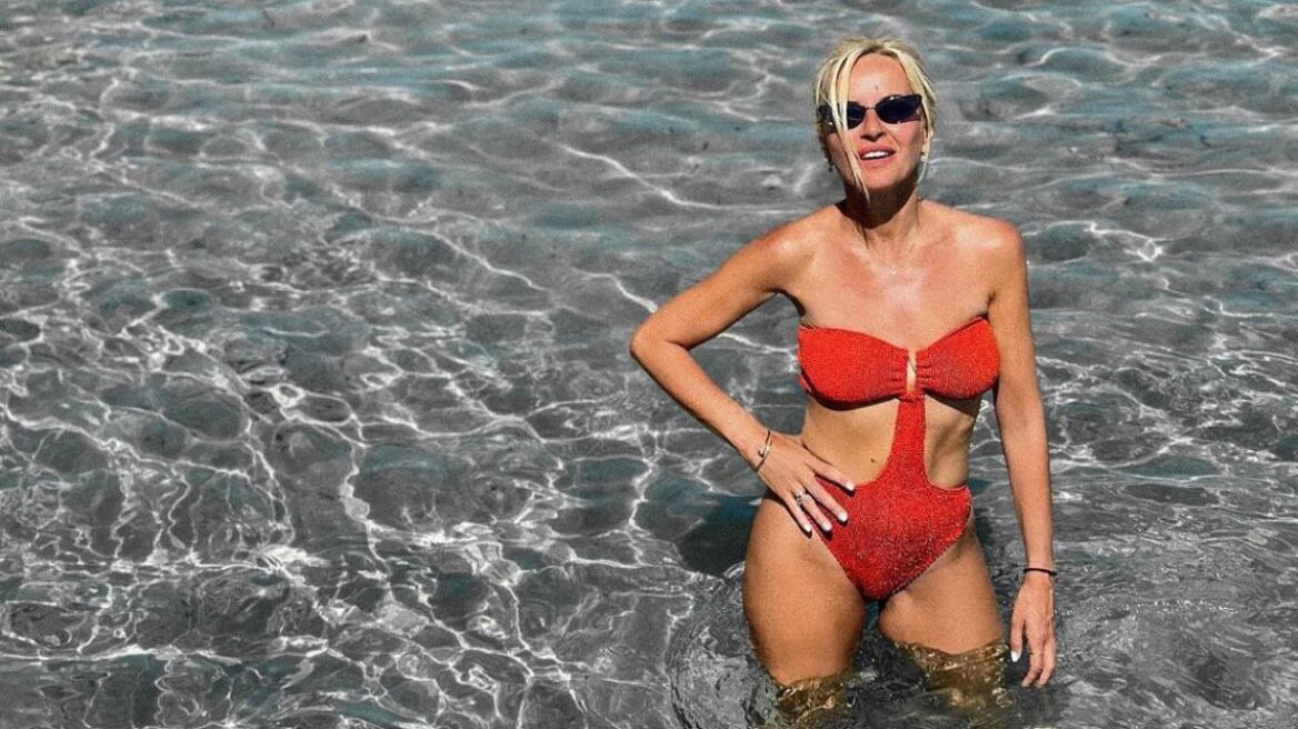 Μαρία Μπεκατώρου: Συνεχίζει τις βουτιές της στη θάλασσα