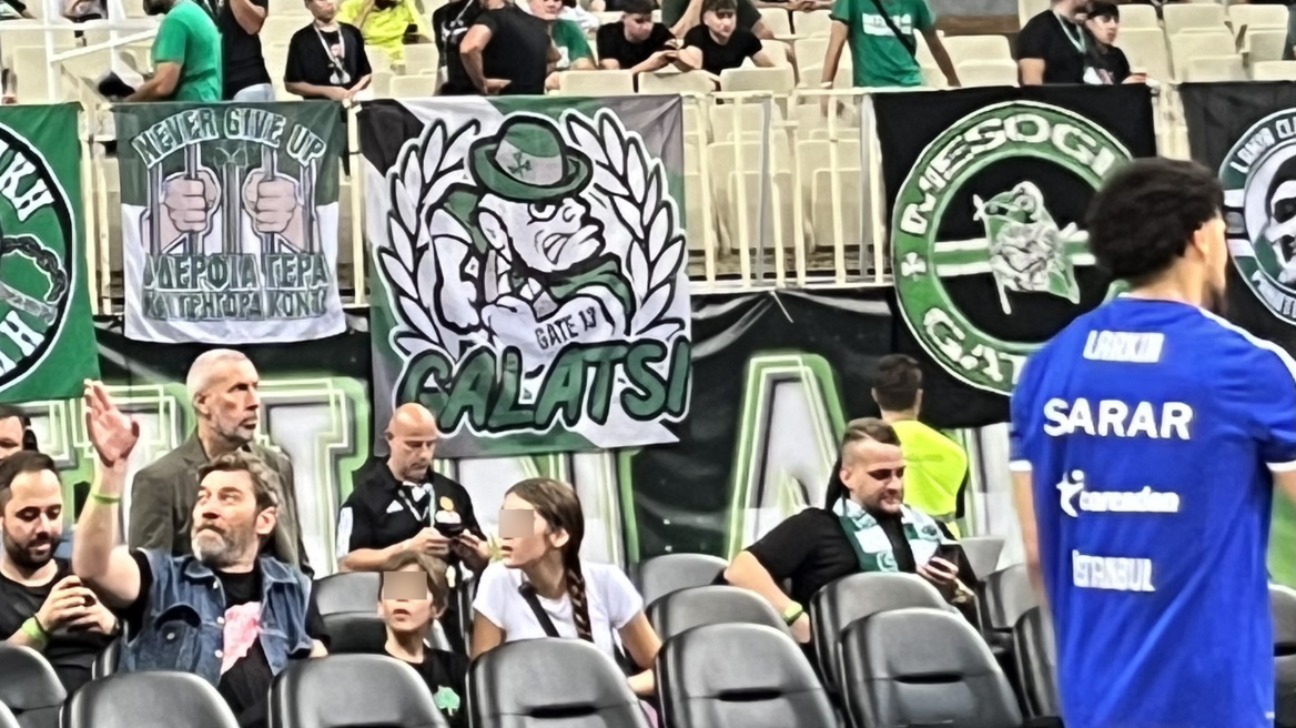 O Γιάννης Στάνκογλου παρέα με τα παιδιά του στο γήπεδο 