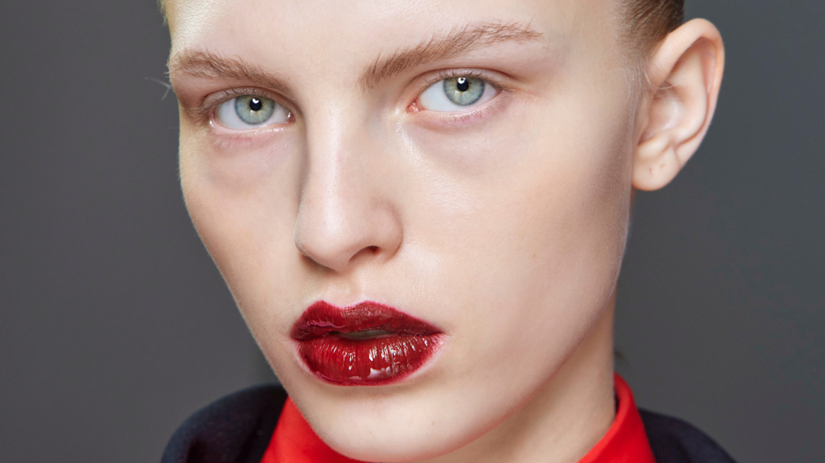 5 tips & tricks που πρέπει να ξέρετε αν αγαπάτε τα κόκκινα χείλη