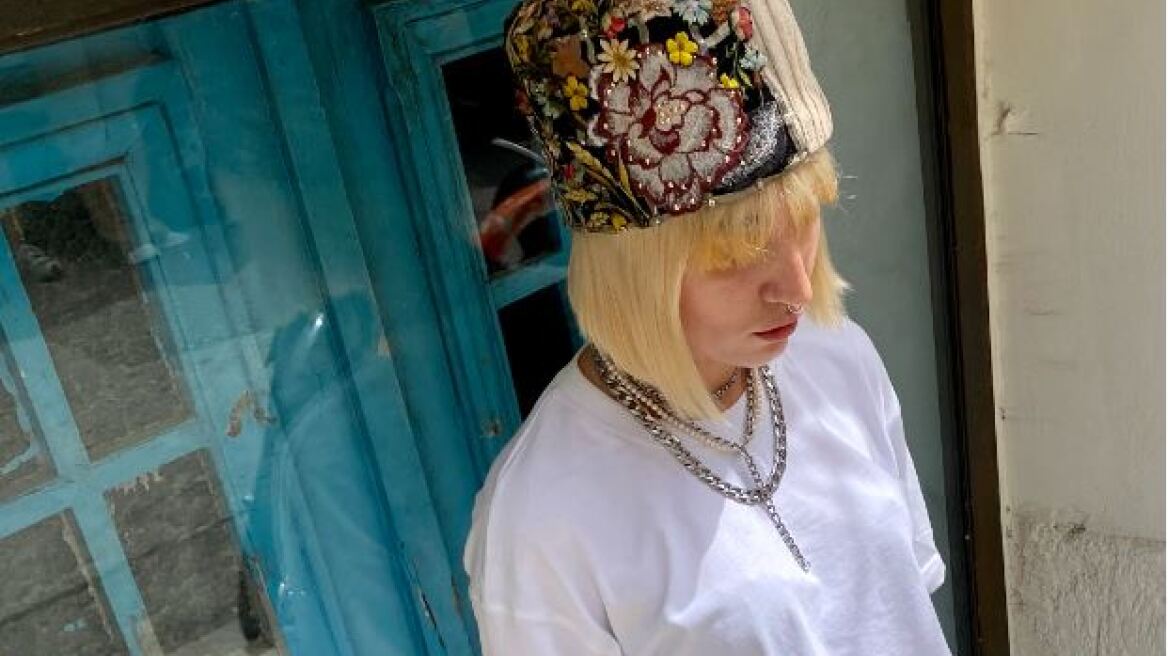 «Looking back will bring you forward»: Όταν η μόδα και η παράδοση συναντιούνται στο θέατρο