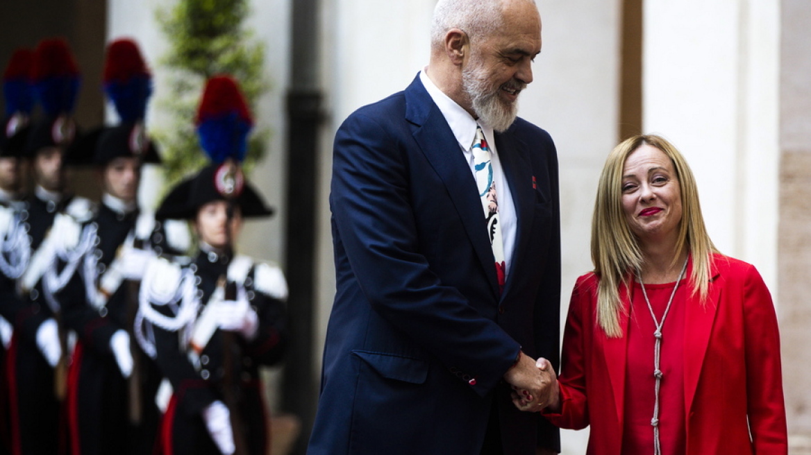 Ιταλία: Μελόνι και Ράμα συμφώνησαν για τη μεταφορά μεταναστών σε νέους καταυλισμούς στην Αλβανία 