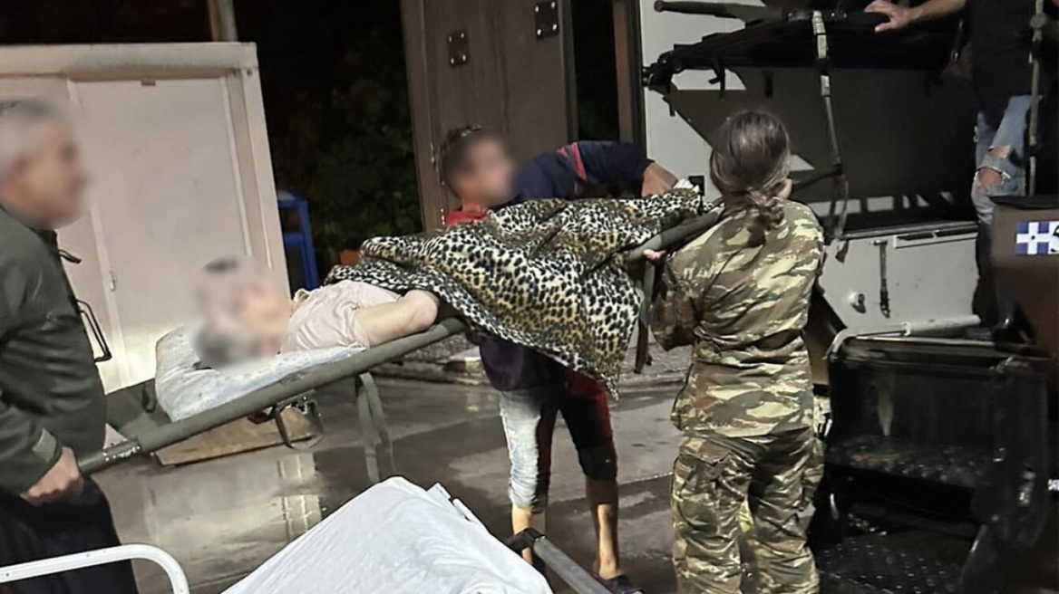 Κακοκαιρία Elias: Σε πλοίο στο λιμάνι του Βόλου διανυκτέρευσαν 18 άτομα που απεγκλωβίστηκαν από την Πυροσβεστική 