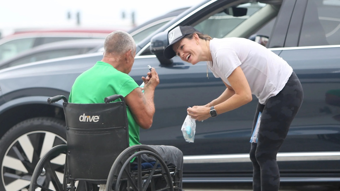 Τζένιφερ Γκάρνερ: Η πρώην του Μπεν Άφλεκ χαρίζει τα παπούτσια της σε άστεγο - Δείτε το βίντεο