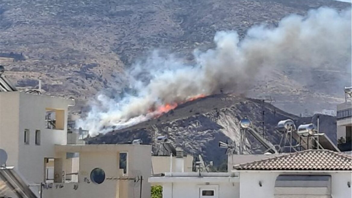 Φωτιά στον Υμηττό - Μαίνεται κοντά στο στρατόπεδο Σακέτα