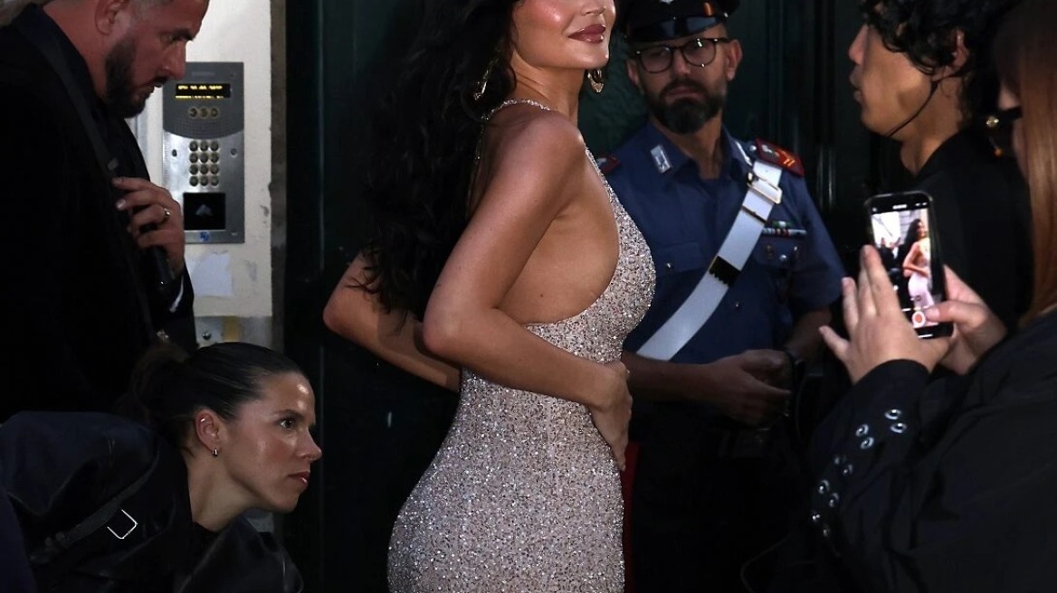 Αντέλ Εξαρχόπουλος, Rosalía και Κάιλι Τζένερ στην πρώτη σειρά του σόου Schiaparelli