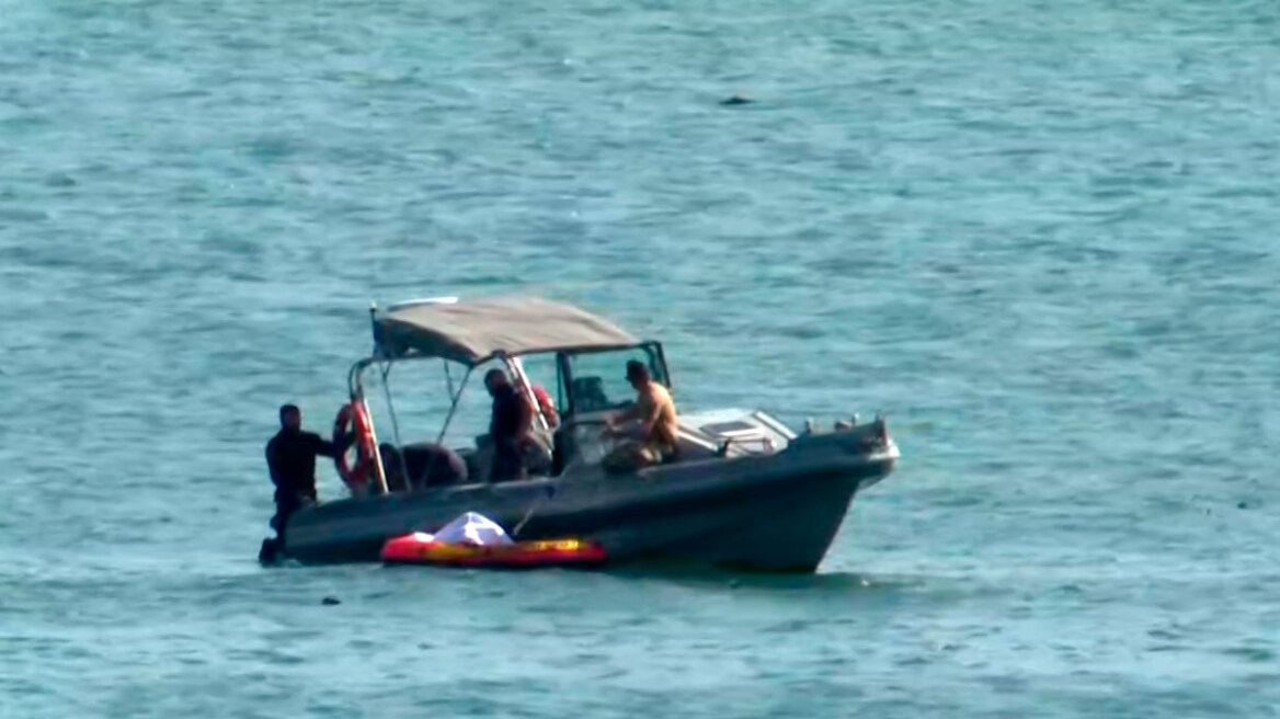 Nεκρός σε 52 μέτρα βάθος εντοπίστηκε ο χειριστής του ελικοπτέρου που κατέπεσε στην Εύβοια