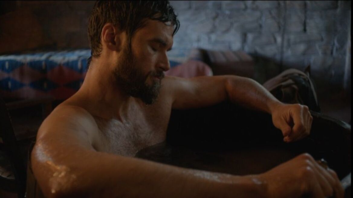 Η Μάγισσα: Η γυμνή σκηνή του Αναστάση Ροϊλού αναστάτωσε το Twitter - «Έργο τέχνης»