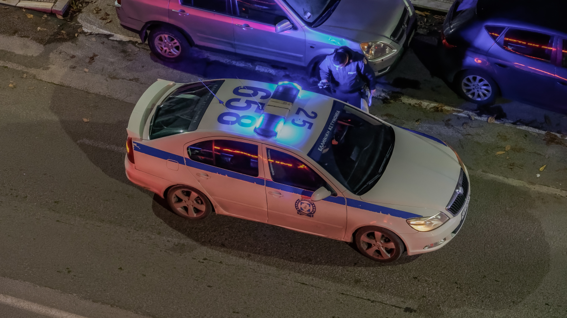 Κολωνός: Χειροπέδες σε 4 ανήλικους για ληστεία με οπαδικά κίνητρα και σε γονείς για παραμέληση εποπτείας