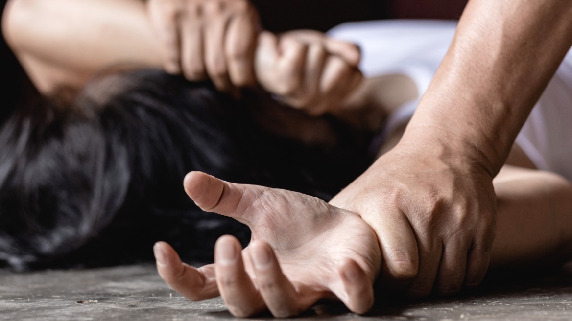 Θεσσαλονίκη: Απείλησε ότι θα βιάσει τη γυναίκα του αδελφού του και εκείνος τον ξυλοκόπησε στη μέση του δρόμου