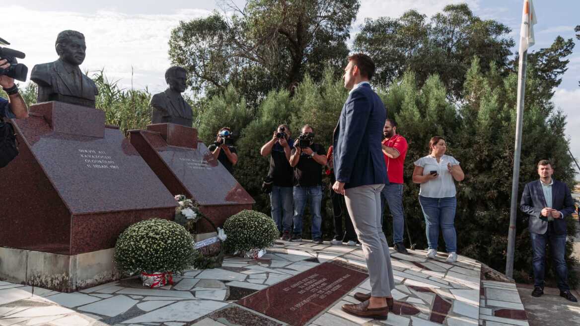 Κύπρος: Στεφάνι στο μνημείο Ηρωομαρτύρων Μισιαούλη και Καβάζογλου κατέθεσε ο Στέφανος Κασσελάκης