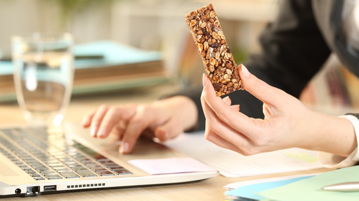 Σνακ στο γραφείο: αυτές είναι οι πιο υγιεινές και θρεπτικές επιλογές