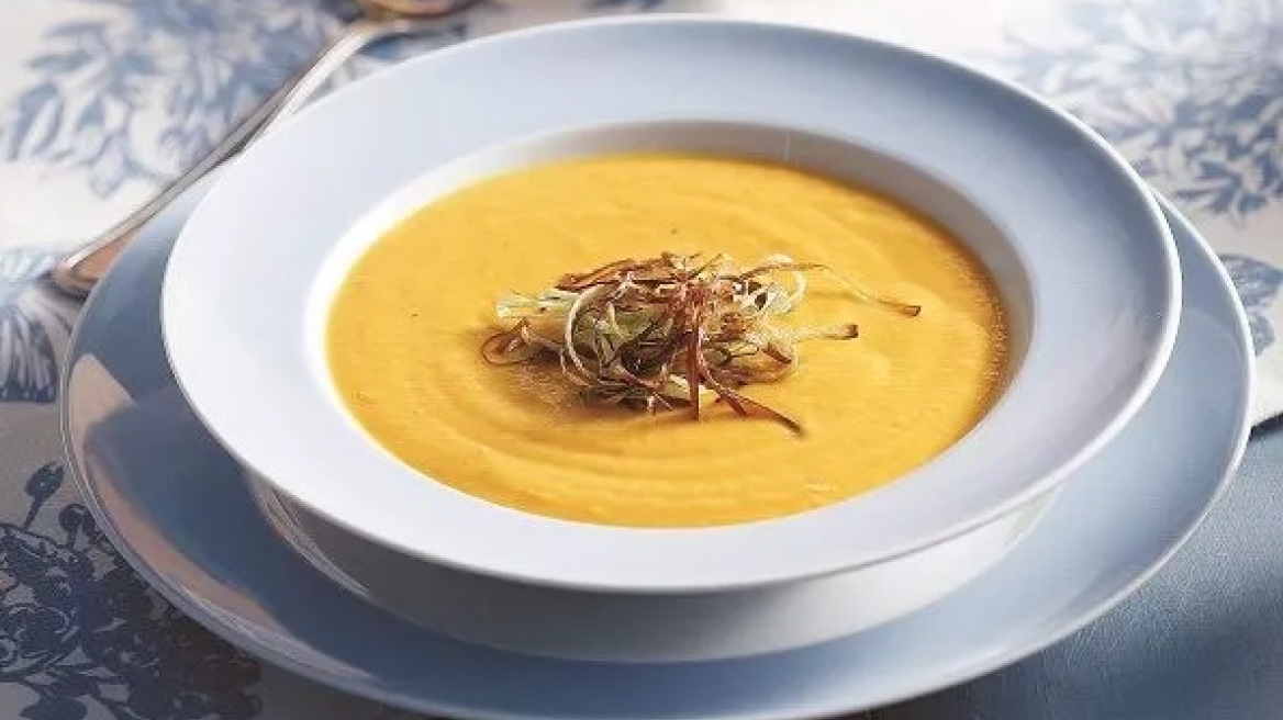 Καροτόσουπα με κάρι και τηγανητά πράσα