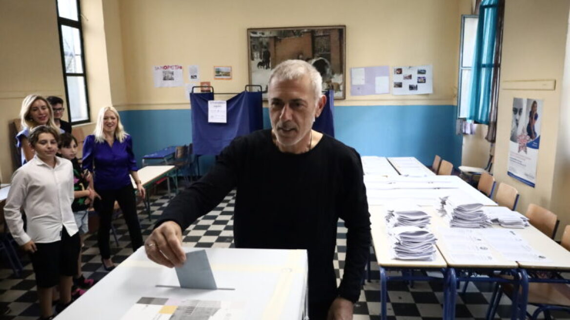Αυτοδιοικητικές εκλογές 2023: Ψήφισε ο Γιάννης Μώραλης στον Πειραιά