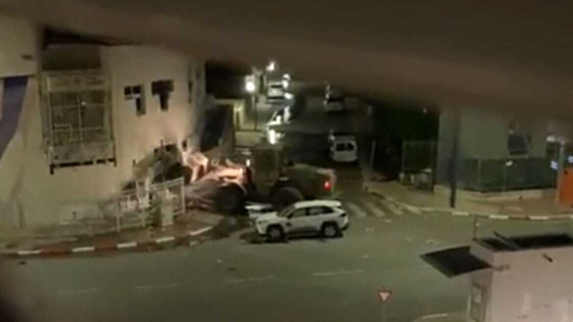 Οι Ισραηλινές δυνάμεις κατεδαφίζουν αστυνομικό τμήμα όπου κρύβονται τρομοκράτες της Χαμάς - Δείτε βίντεο