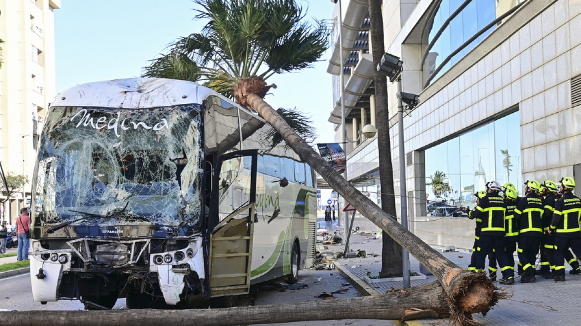 Ισπανία: Τρεις νεκροί σε δυστύχημα με λεωφορείο που έπεσε σε περαστικούς 