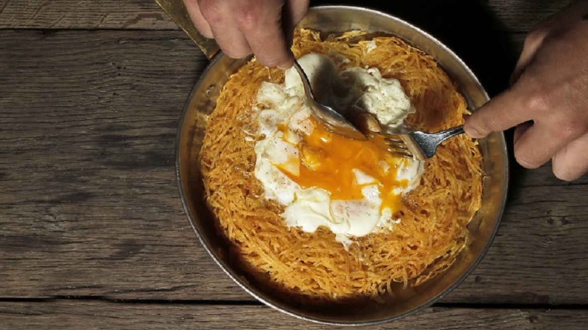 Αυγά με πατάτες: το πιάτο-θρύλος του Base Grill