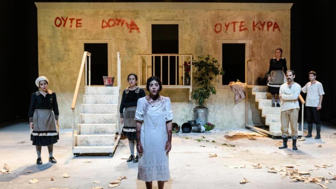 Φεστιβάλ Αθηνών: Μεταφέρει στη Θεσσαλονίκη την παράσταση για τη Σπυριδούλα που σιδερώθηκε από τα αφεντικά της