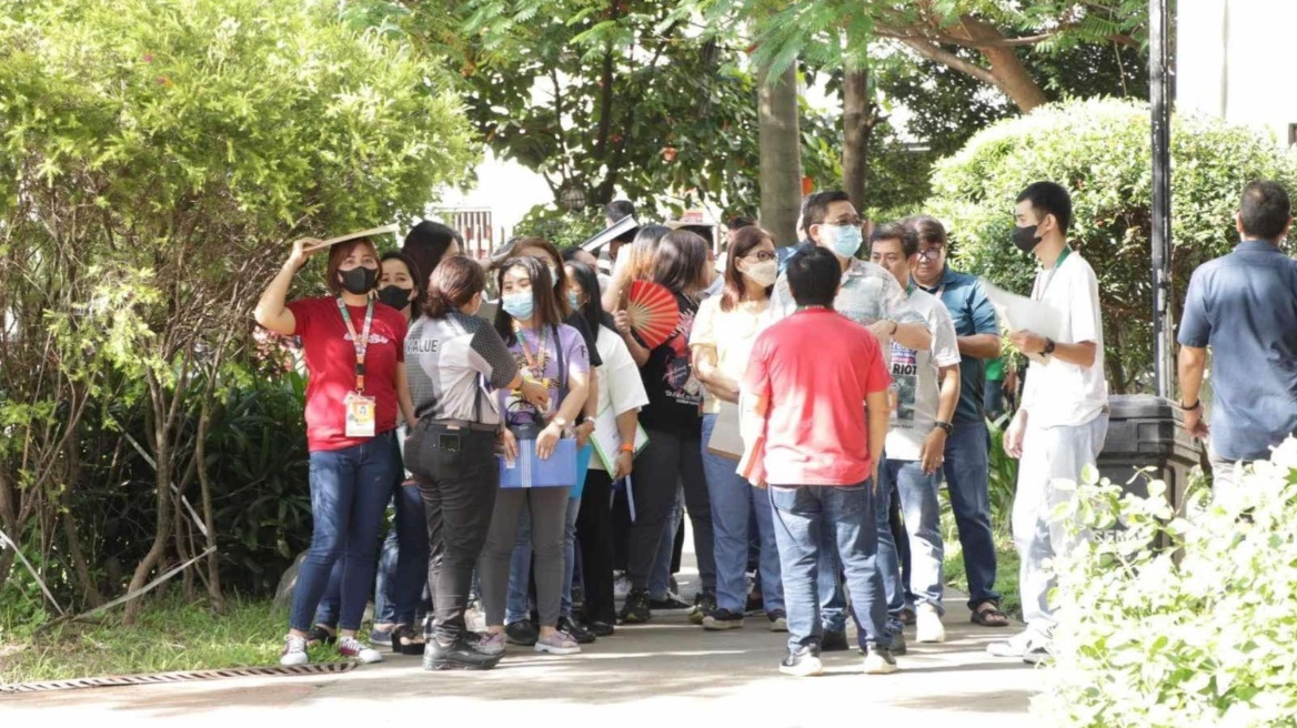 Σεισμός 5,2 βαθμών στις Φιλιππίνες, στους δρόμους ο κόσμος - Δείτε φωτογραφίες