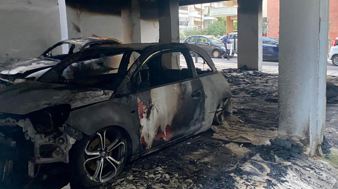 Θεσσαλονίκη: Στις φλόγες δύο αυτοκίνητα και μία μοτοσικλέτα σε πυλωτή