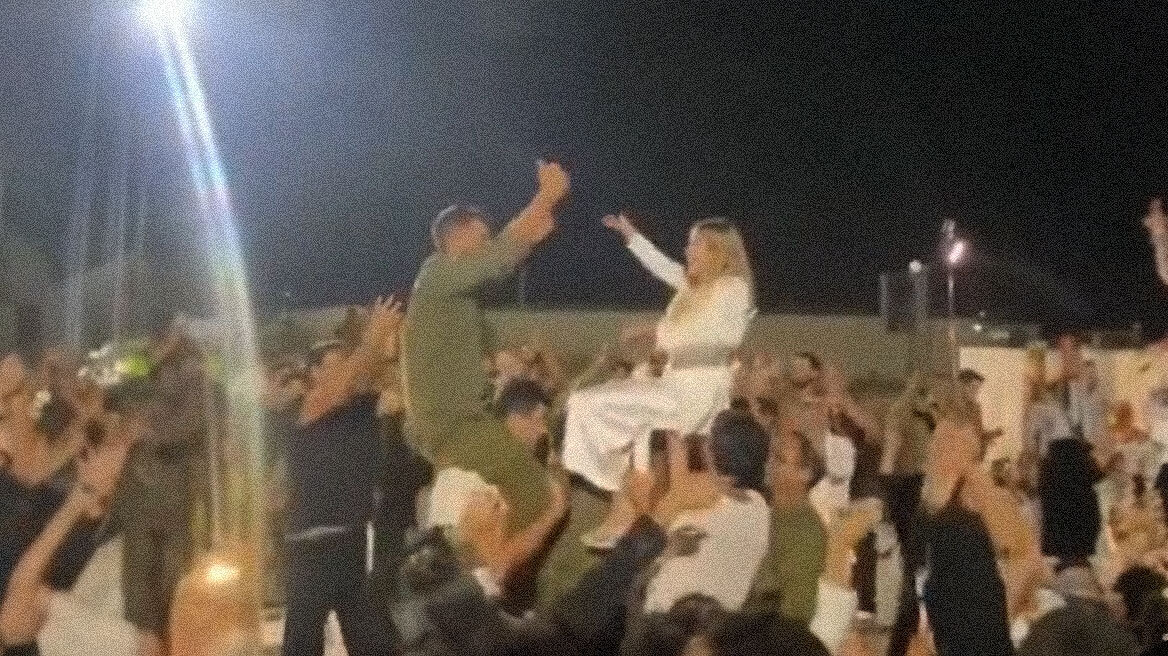Ούτε η επιστράτευση δεν τους πτόησε! - Ισραηλινό ζευγάρι έκανε το γαμήλιο πάρτι του σε στρατιωτική βάση