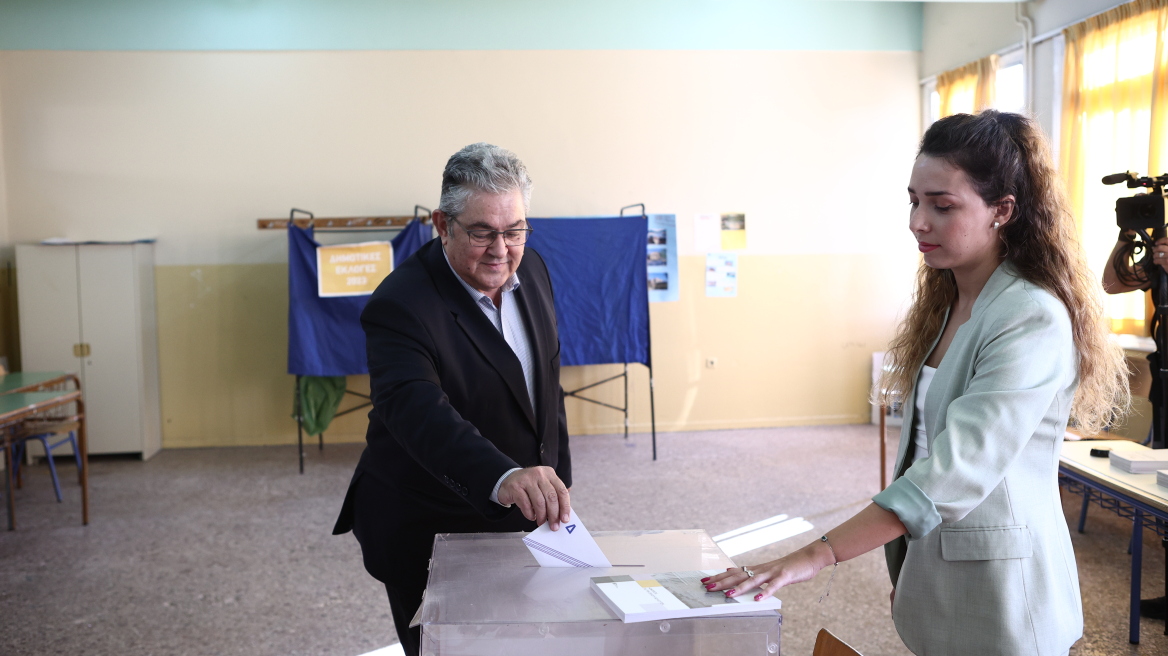 Ψήφισε ο Δημήτρης Κουτσούμπας - «Εκφράζουμε την καταδίκη μας στην αντιλαϊκή πολιτική»