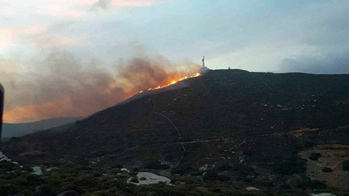 Φωτιά στην Άνδρο μεταξύ Γιδών και Αγίας