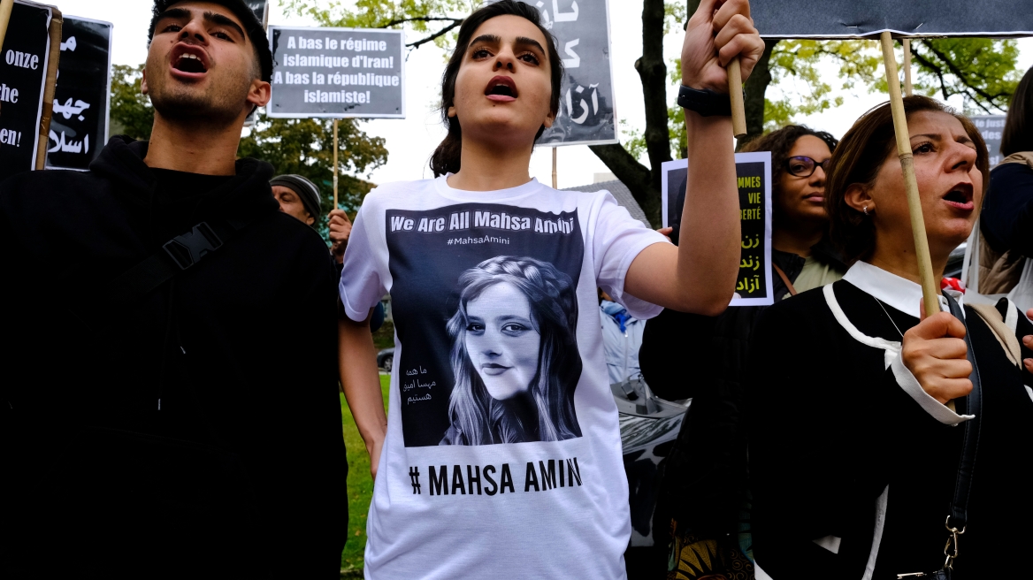 Ιράν: Σε φυλάκιση ενός έτους καταδικάστηκε η 73χρονη δικηγόρος της Μαχσά Αμινί