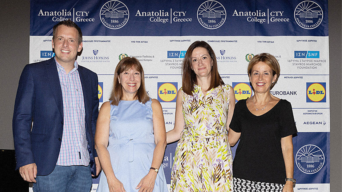 Ο Πρόεδρος της Διοίκησης της Lidl Ελλάς, Martin Branderburger, βραβεύει μαθητές του CTY Greece 