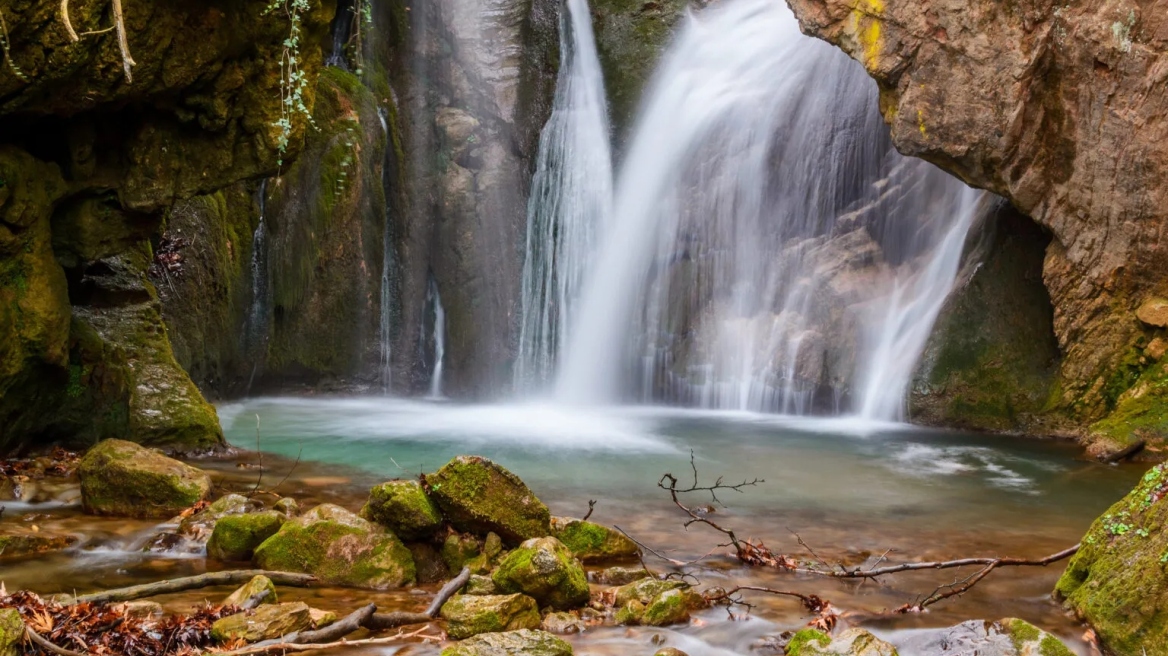 Μονοήμερη σε ένα άγνωστο, καταπράσινο χωριό της ορεινής Αχαϊας με πετρόχτιστα σπίτια