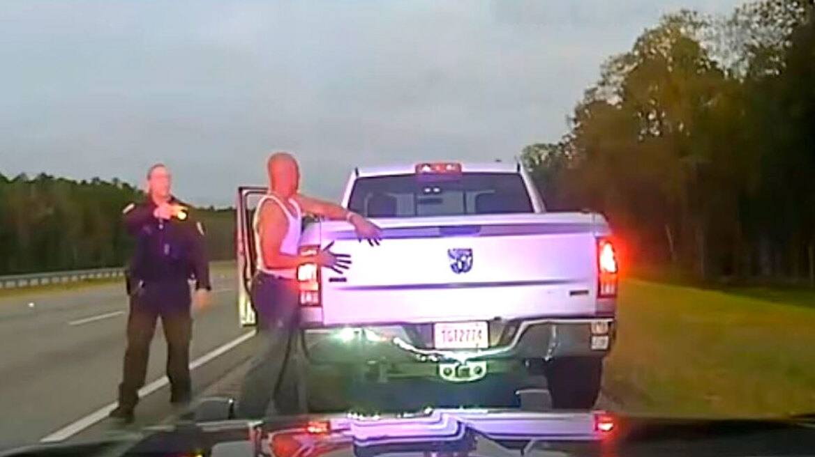 ΗΠΑ: Αστυνομικός πυροβολεί Αφροαμερικανό εξ επαφής - Τον σταμάτησε για υπερβολική ταχύτητα κι εκείνος του επιτέθηκε