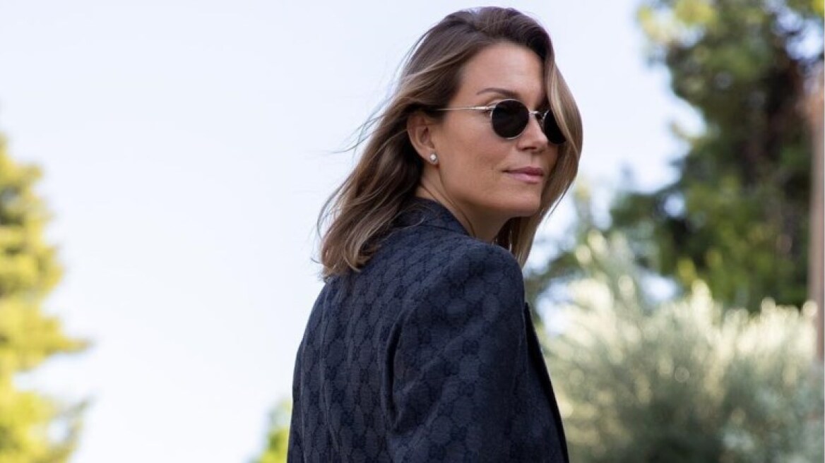 Η Βίκυ Καγιά μάς δείχνει πώς να φορέσουμε το λευκό το φθινόπωρο