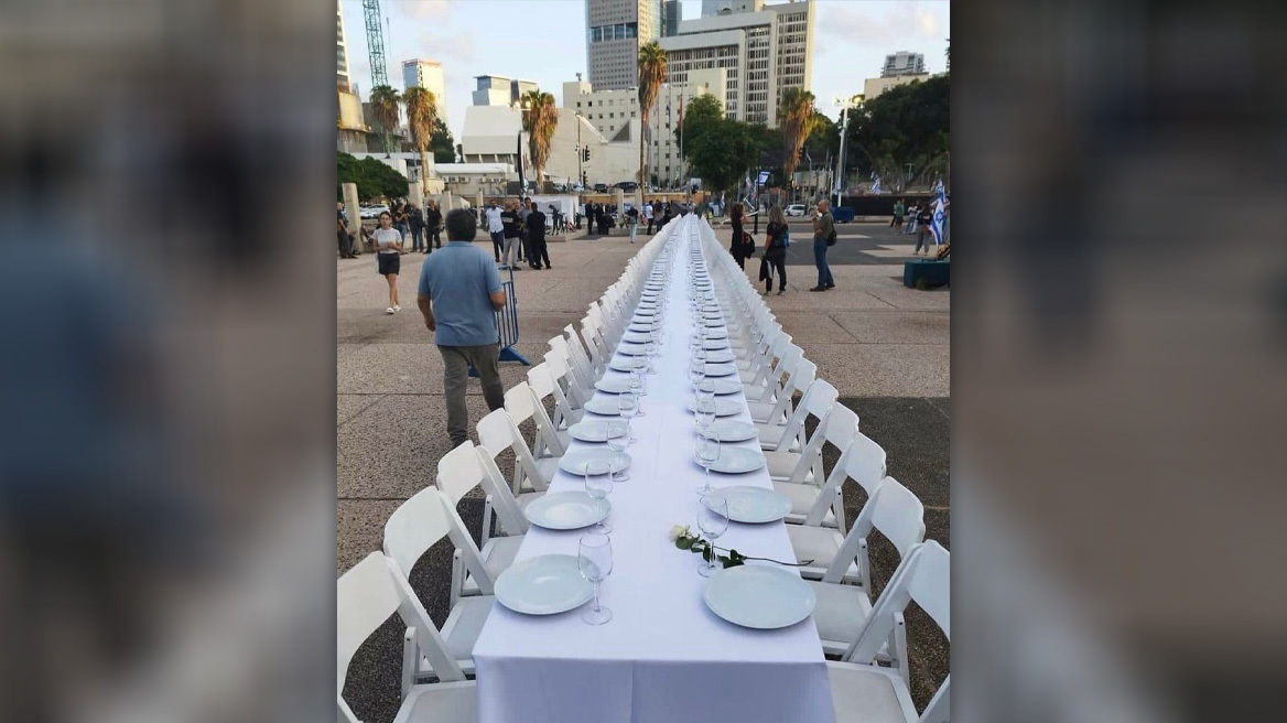 Πόλεμος στο Ισραήλ: Συγγενείς αγνοουμένων έστρωσαν τραπέζι με 203 καρέκλες στην καρδιά του Τελ Αβίβ