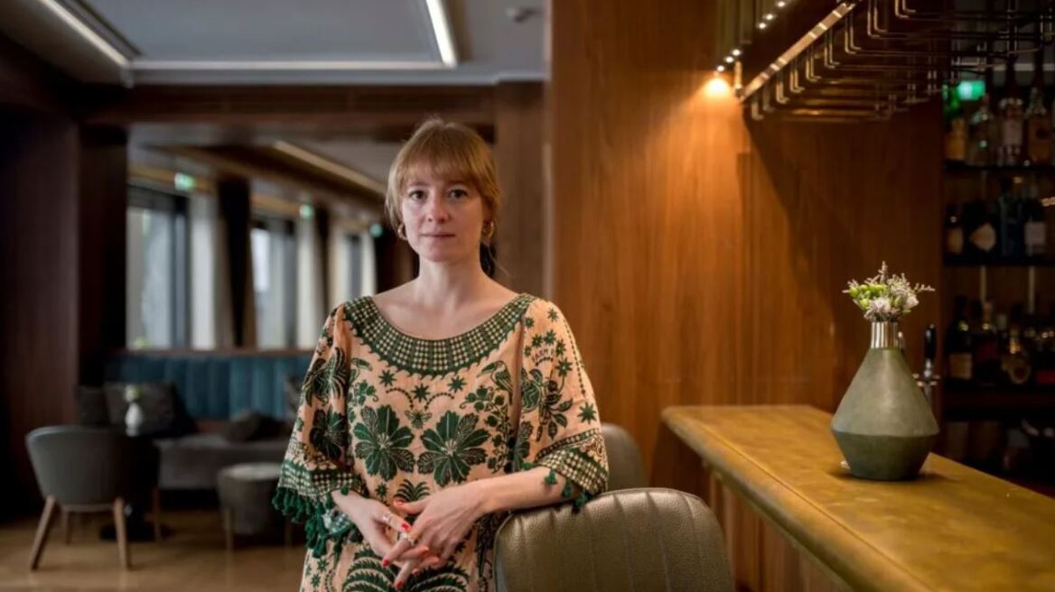 Λεονί Μπενές: Η ηθοποιός στη «Λευκή Κορδέλα», το «The Crown», το «Babylon Berlin» στο Marie Claire