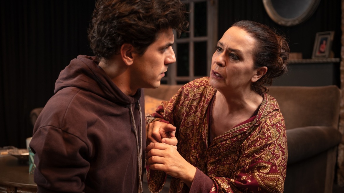 Οι «Τρομεροί Γονείς» του Ζαν Κοκτώ συγκινούν εδώ και έναν αιώνα: «Η οικογένεια είναι ο μικρόκοσμος της κοινωνίας» 