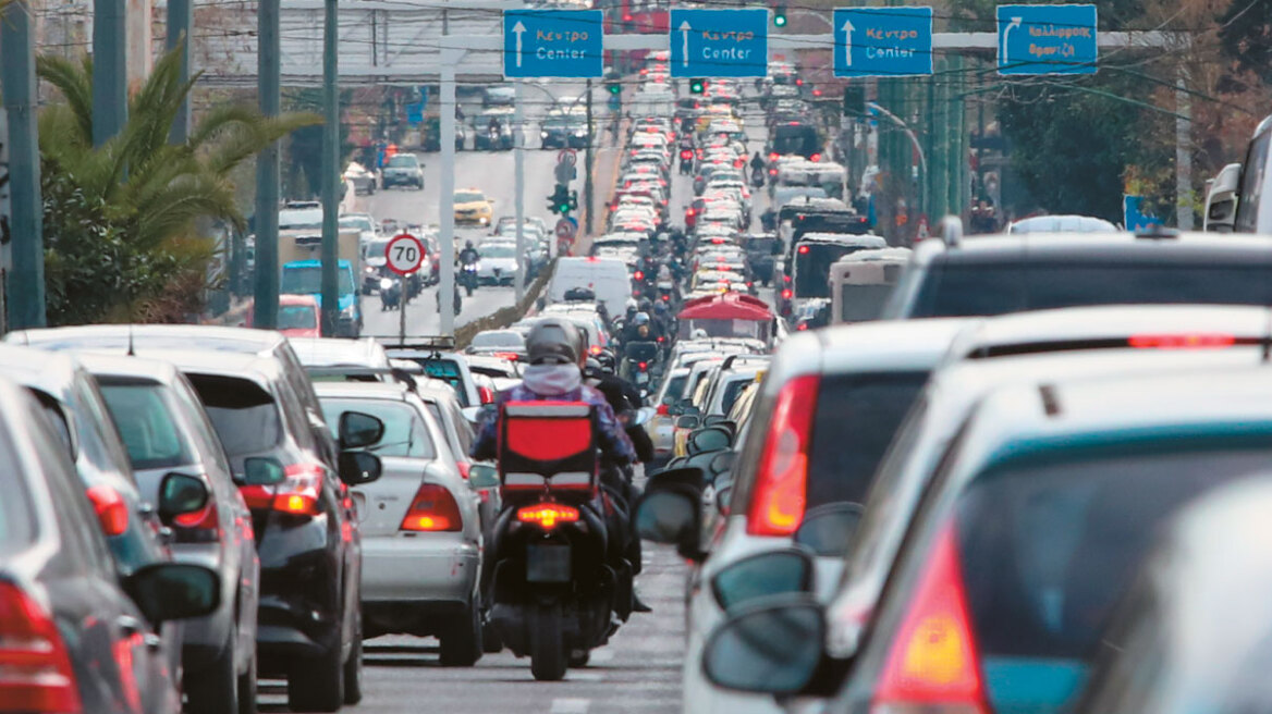 Κίνηση στους δρόμους: Μποτιλιάρισμα στον Κηφισό, προβλήματα σε Καρέα και Αρδηττού