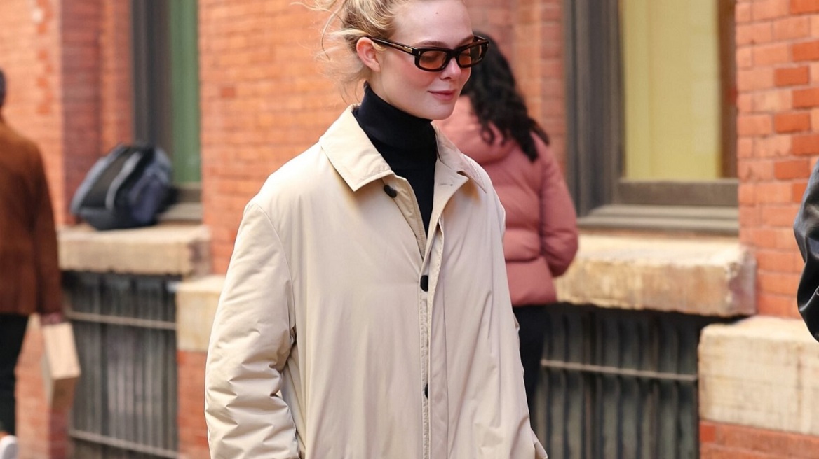 Πώς να φορέσετε τζιν με καμπαρντίνα σαν την  Ελ Φάνινγκ