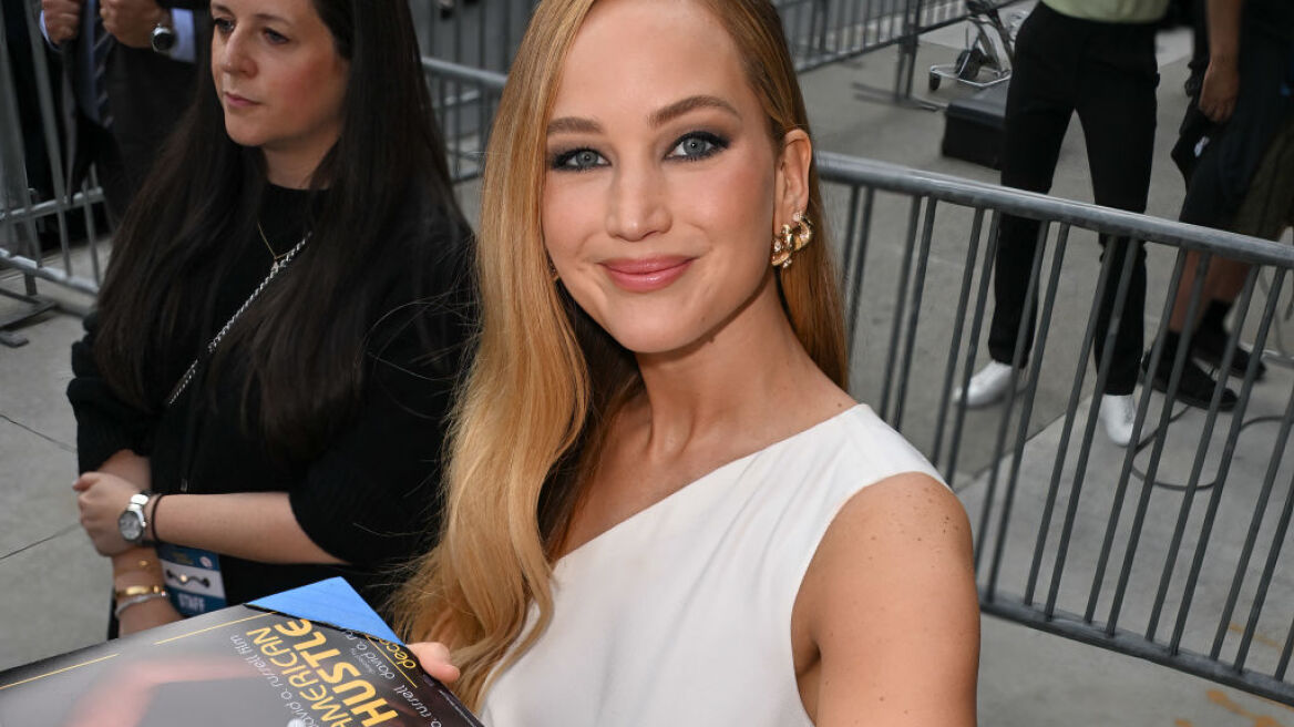 H Jennifer Lawrence με κομψό μαύρο φόρεμα και παριζιάνικο αέρα