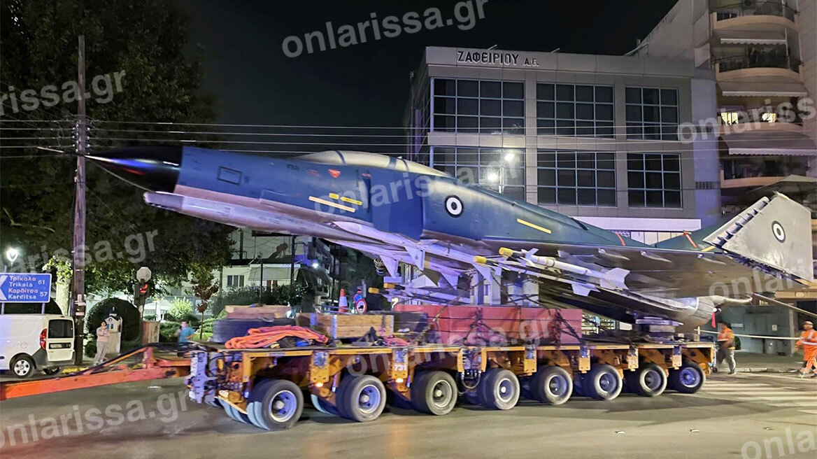 Ένα μαχητικό αεροσκάφος διασχίζει τους δρόμους της Λάρισας - Δείτε βίντεο και φωτογραφίες