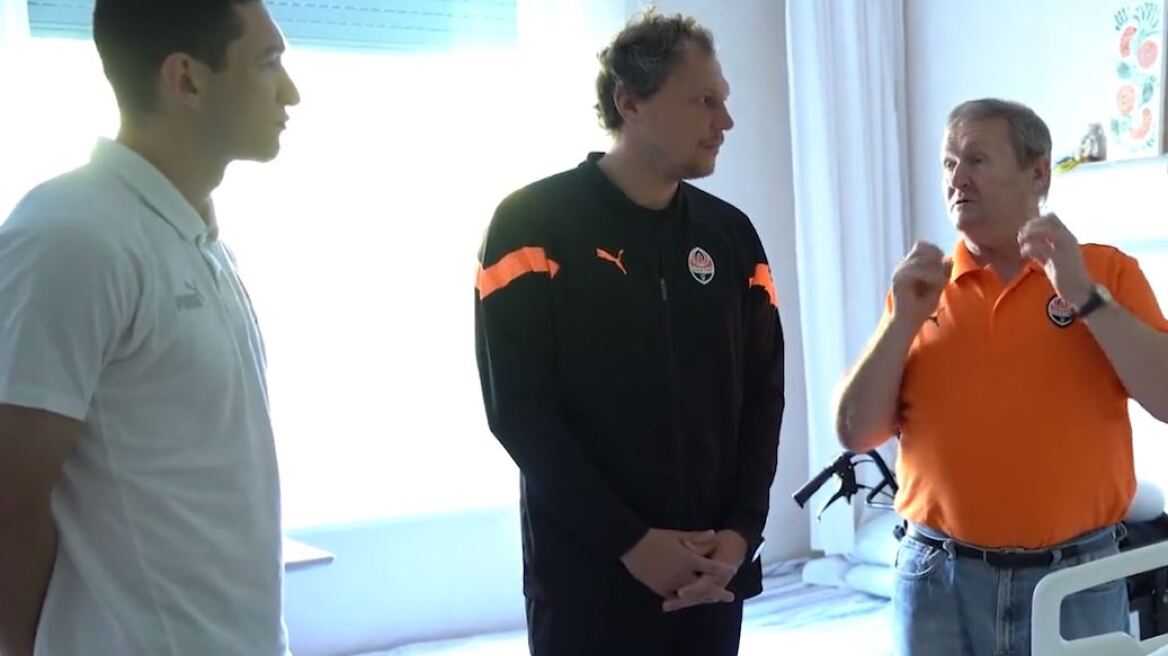 Σαχτάρ Ντόνετσκ: Επίσκεψη μελών της σε Ουκρανό στρατιώτη που νοσηλεύεται στη Βαρκελώνη - Βίντεο 