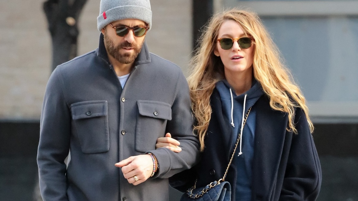 H Mπλέικ Λάιβλι συμπληρώνει το μπλε σύνολό της με platform clogs