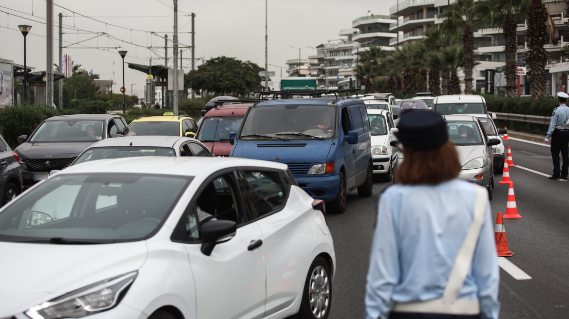 Λεωφόρος Ποσειδώνος: Δόθηκαν στην κυκλοφορία και τα δύο ρεύματα μετά την εξουδετέρωση της βόμβας