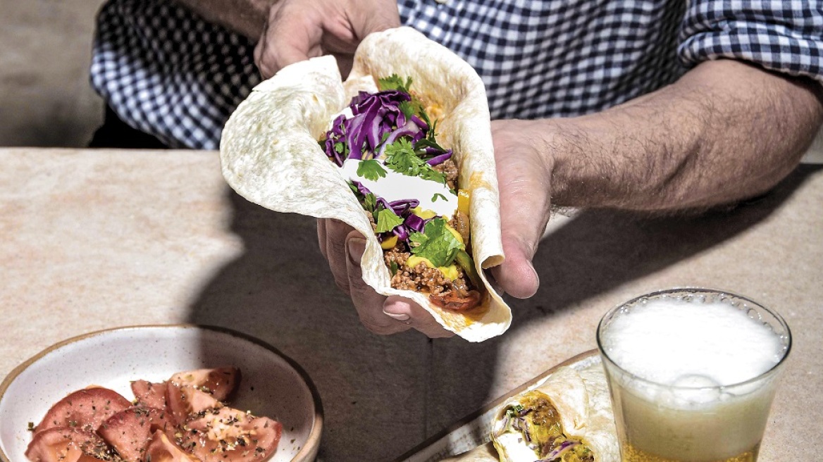 Τορτίγιες με κιμά, λαχανικά και σος γιαουρτιού