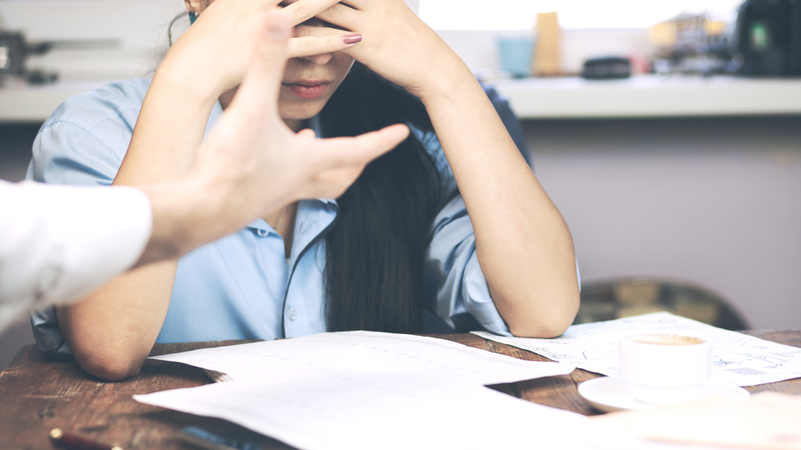 Εργασιακό bullying και σεξιστικά σχόλια καταγγέλλει εργαζόμενη από τον διευθυντή της