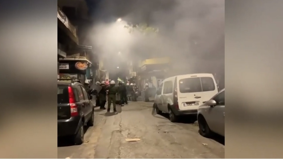 Εξάρχεια: Κουκουλοφόροι επιτέθηκαν δύο φορές σε αστυνομικούς το βράδυ της Κυριακής