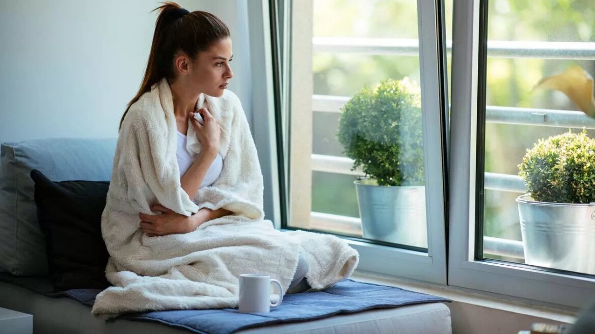 Χειμωνιάτικες ιώσεις: Τέσσερις έξυπνες λύσεις που κάνουν ματ στα συμπτώματα και ανακουφίζουν