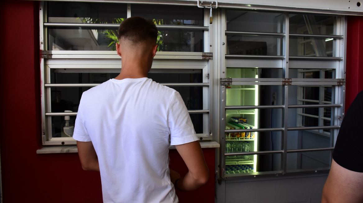 Χαλκίδα: Χειροπέδες σε δύο ανήλικους που εισέβαλαν σε δημοτικό σχολείο και έκλεψαν προϊόντα από το κυλικείο 