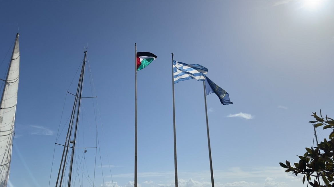 Πρέβεζα: Κατέβασαν τη σημαία της ΕΕ και ανέβασαν τη σημαία της Παλαιστίνης έξω από το δημαρχείο – Δείτε βίντεο